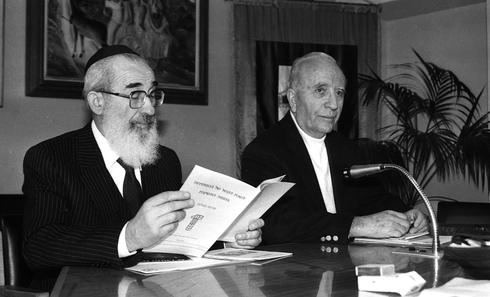 The Finance Committee met the Histadrut leader, Yerucham Meshel.Photo shows: Head of the Finance Commision Shlomo Lorenz with Yeruham Meshel.