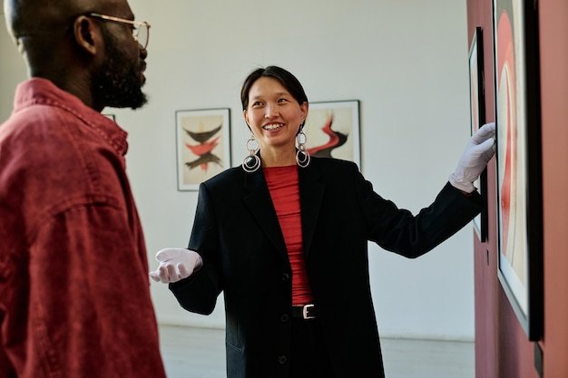 Explaining Art Pieces in Modern Gallery Environment