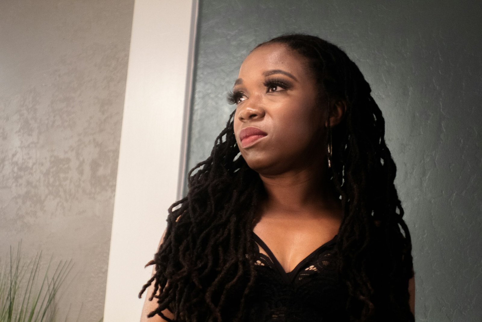 woman in black v neck shirt