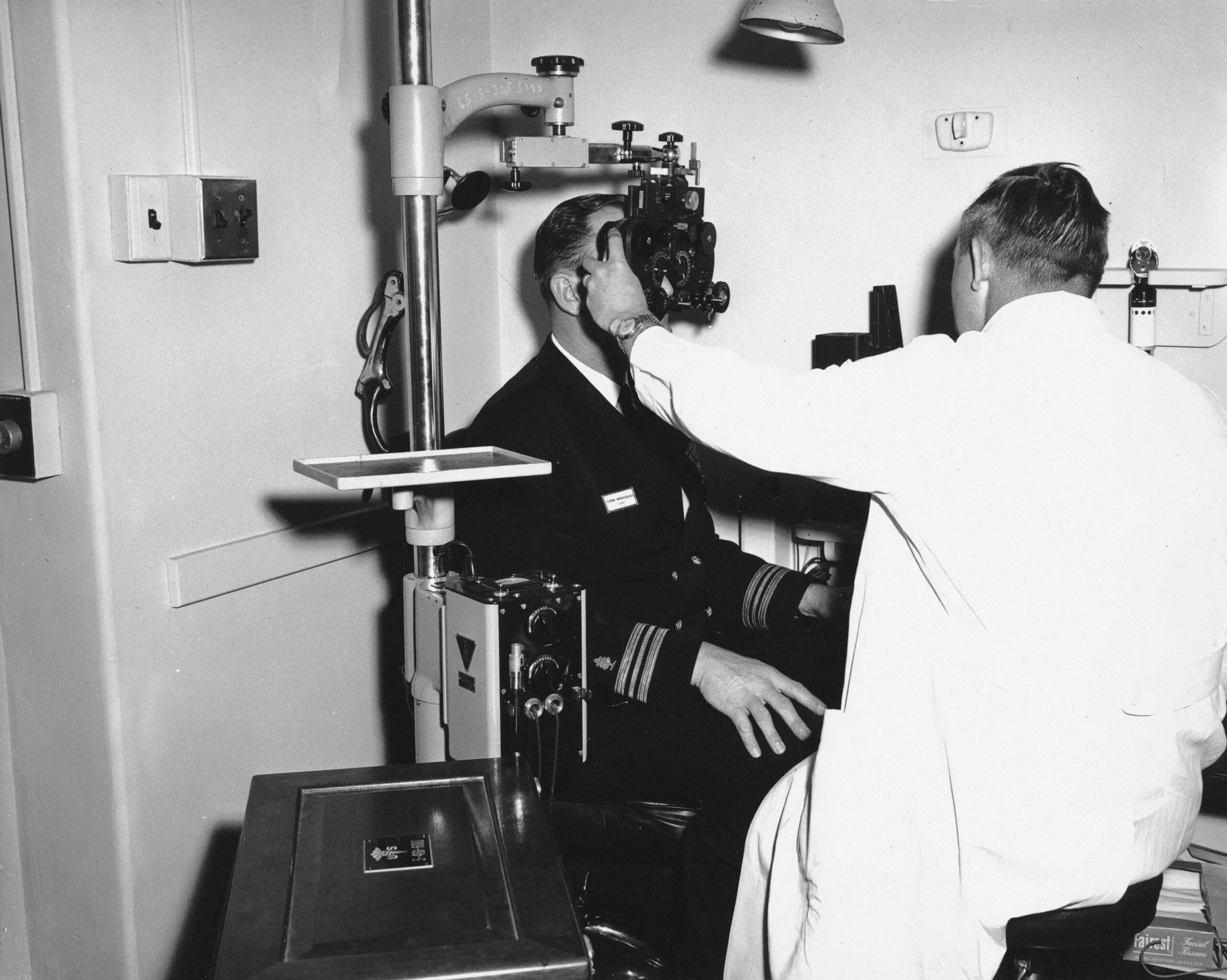 18-0191-023 NH Philadelphia BUMED18-019118-0191-023print 8x10 b&wNaval Hospital Philadelphia, PA. One of five refraction units. [ophthalmology].