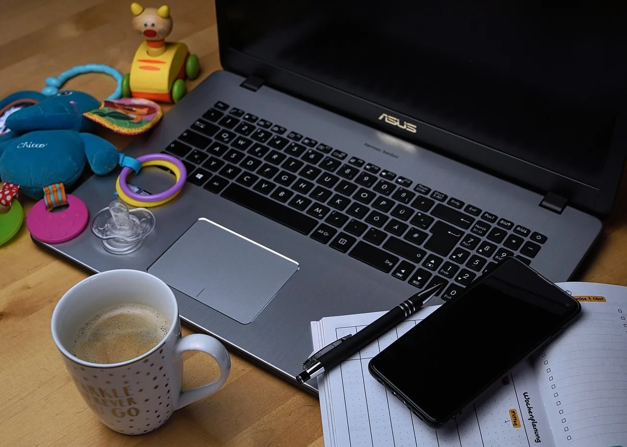 work-life balance, praca, praca i rodzina, odszkodowania, komputer, tabela, technologia, gabinet, notatnik, internet, biznes, czytać, work-life-balance, homework, praca w domu, tabletki, online, filiżanka kawy, laptop, połączenie, kawa, puchar, zabawka, rodzina