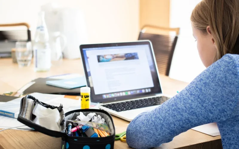 dziewczynka, laptop, przybory szkolne, student, nauczanie domowe, praca domowa, szkoła, konferencja wideo, online, kwarantanna, online spotkanie, komputer, komunikacja, seminarium internetowe, internet, klasa, uczyć się, e-learning, cyfrowy szkolenia, cyfrowy, online, online, e-learning, e-learning, e-learning, e-learning, e-learning