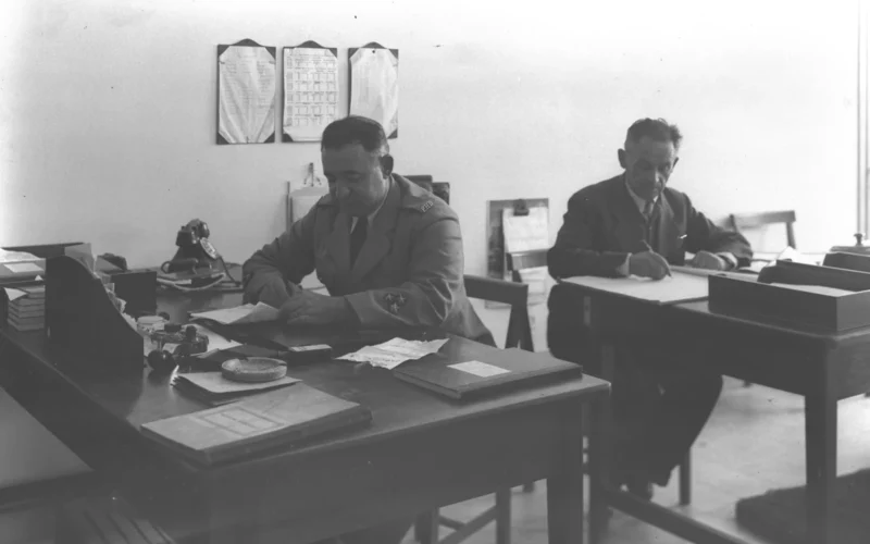 THE HEALTH INSPECTOR'S OFFICE AT THE TEL AVIV PORT משרדו של פקח הבריאות בנמל תל אביב.