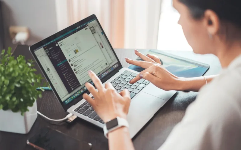 telepraca, technologia, laptop, połączenie, elektroniczny, komputer, biznes, gabinet, internet, praca, stanowisko, płeć żeńska, kobieta, online, miejsce pracy, wolny zawód, pracujący, marketing, domowe biuro, internet, internet, online, online, online, online, online, marketing