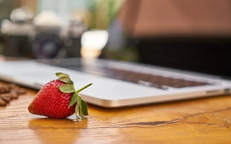truskawka, laptop, tabela, owoc, jedzenie, projekt, sztuka, twórczy, blogger, autor, głoska bezdźwięczna, złamać, dom, komputer, świeży, relaks, orzeźwiający, nauka, kofeina, rano