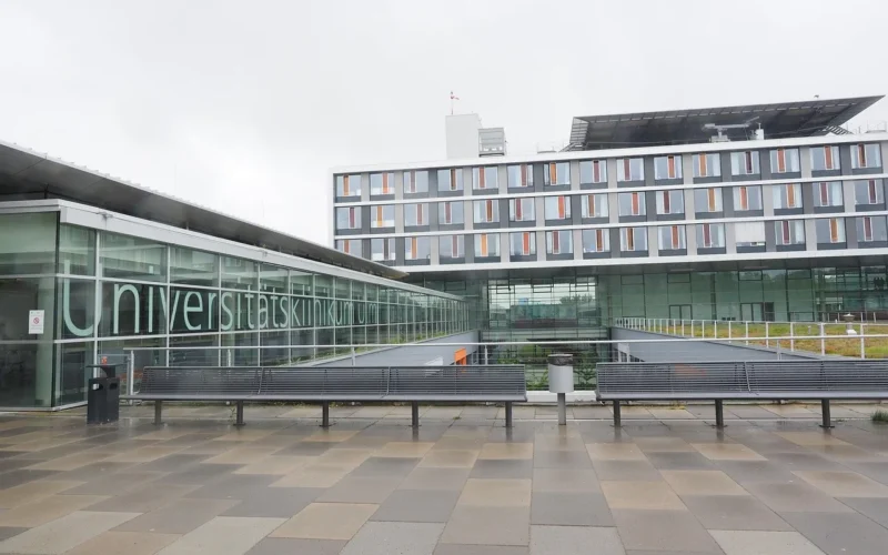 szpital uniwersytecki ulm, szpital uniwersytecki, ulm, budynek, uni ulm, uniwersytet, uniwersytet w ulm, architektura, wydział medyczny, medycyna uniwersytecka, opieka zdrowotna, klinika, szpital, plac, wejście