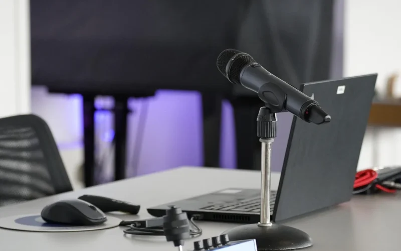 laptop, stół konferencyjny, mysz, praca, biznes, online, zdalny, mikrofon, podcast